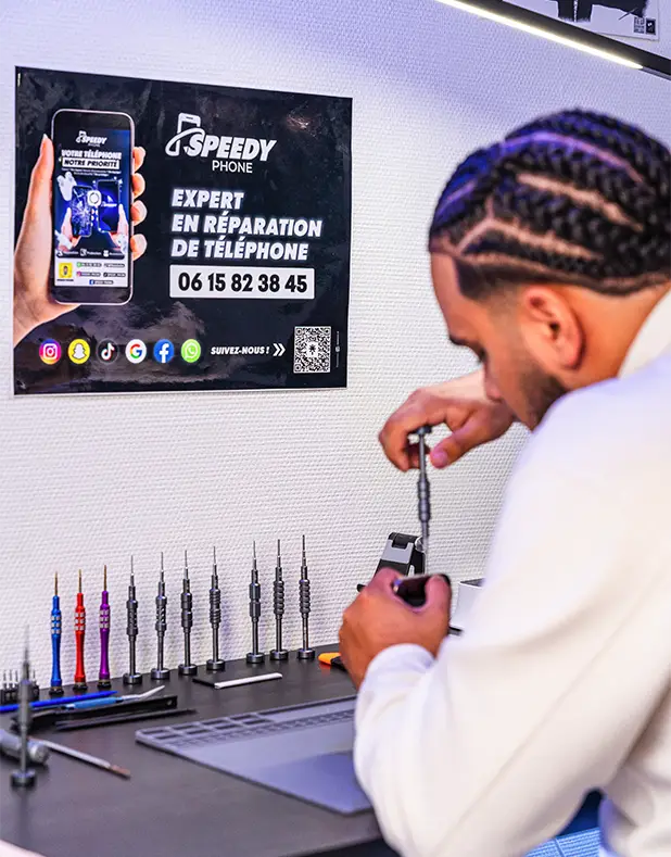 Le technicien de Speedy Phone qui répare un téléphone dans le Haut-Rhin